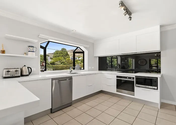 Apartment Tree Retreat - Luxury Living Steps From The Iconic Lakefront Wanaka