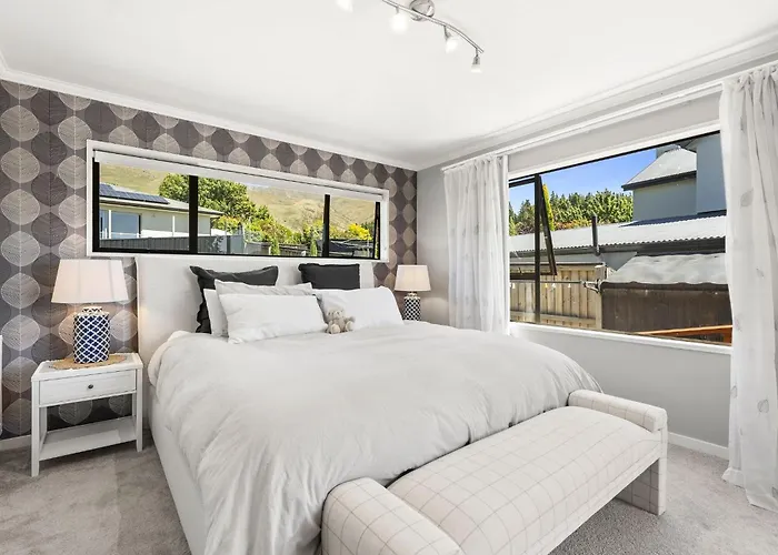 Tree Retreat - Luxury Living Steps From The Iconic Lakefront * Wanaka