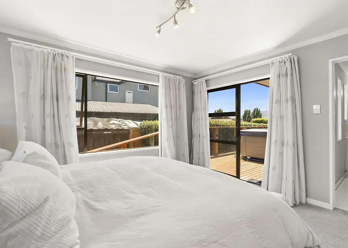 Tree Retreat - Luxury Living Steps From The Iconic Lakefront *
