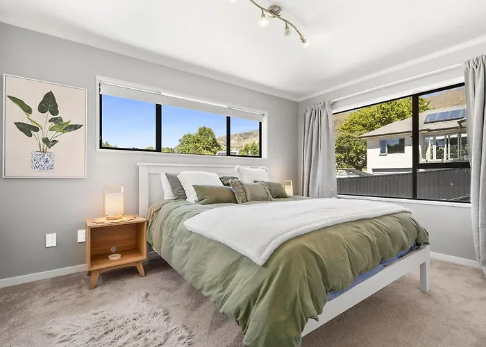 Tree Retreat - Luxury Living Steps From The Iconic Lakefront Apartment *