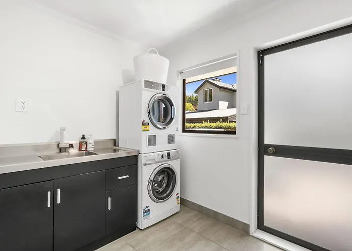 Apartment Tree Retreat - Luxury Living Steps From The Iconic Lakefront