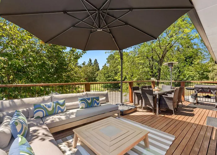 Tree Retreat - Luxury Living Steps From The Iconic Lakefront Apartment *